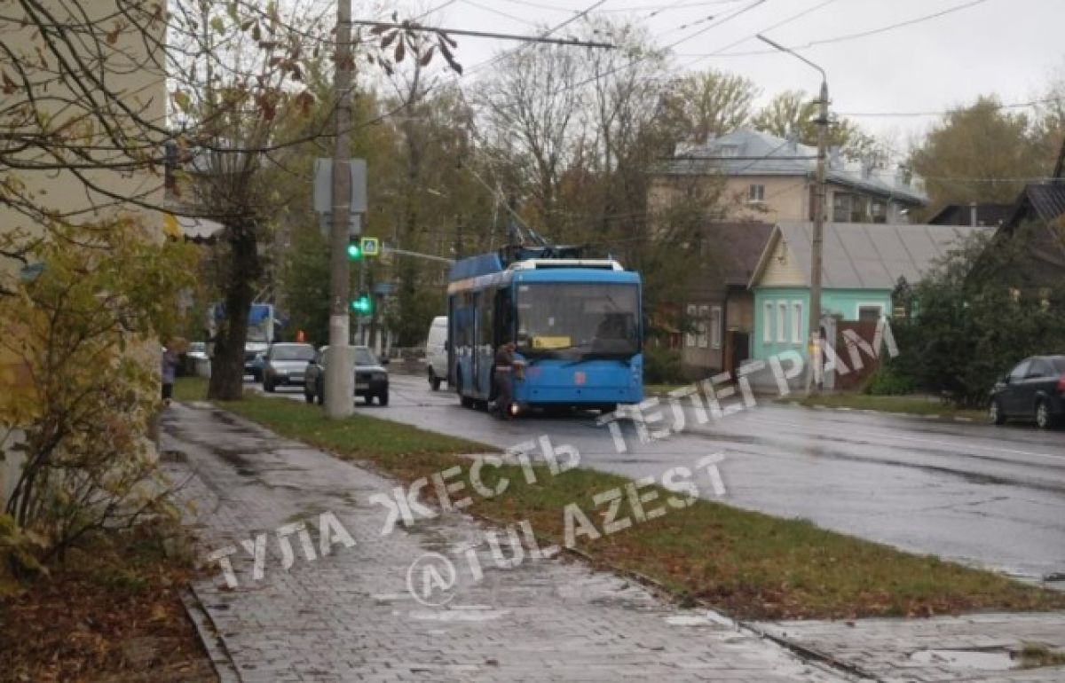 В Туле на улице 9 мая встали троллейбусы     В Туле на улице 9 мая встали троллейбусы. Об этом очевидцы сообщают в соцсетях. Так, причина, по их словам, в оборвавшихся линиях.  ↗  Прислать новость   Подписаться