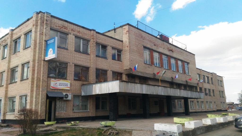 В Ленинградской области за долги выставлена на продажу Русско Высоцкая птицефабрика за 3 5 млрд рублей В рамках процедуры банкротства на торги выставлен весь имущественный комплекс ООО Русско Высоцкая птицефабрика В лот вошли здания сельскохозяйственных пищевых мукомольных и других предприятий а также транспортные средства На данный момент имущество находится в долгосрочной аренде ООО СиБиЭс Волосово говорится в сообщении на Федресурсе Торги стартуют 20 октября заявки можно подавать до 19 ноября ООО Русско Высоцкая птицефабрика зарегистрировано в 2000 году в Ломоносовском районе Ленобласти Единственный учредитель ООО МПЗ Русско Высоцкое С 2012 года предприятие было стабильно убыточным По итогам 2024 года выручка птицефабрики составила 7 1 млн рублей а чистый убыток 248 тыс рублей В 2022 году Русско Высоцкая птицефабрика входила в топ 5 сельскохозяйственных предприятий региона по объемам производства В 2021 году она произвела 15 тыс тонн мяса бройлера Предприятие признано несостоятельным с февраля 2016 года Среди крупнейших кредиторов Россельхозбанк Гатчинский комбикормовый завод ФНС и другие Общая сумма требований кредиторов составила более 1 8 млрд рублей В 2022 году владельцы предприятия дочь бывшего вице спикера областного парламента Любовь Белоус бизнесмены Дмитрий Кожарский и Михаил Осипов приняли решение закрыть производство и использовать территорию под другие цели но власти региона не разрешили осуществить эти планы Агрономика