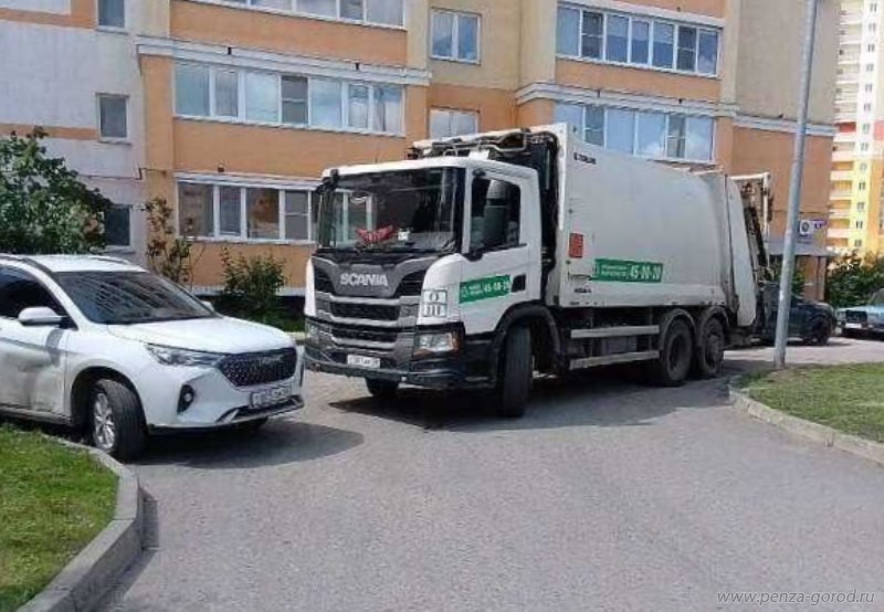 С начала года в Пензе оштрафовали 87 владельцев машин за нарушение правил парковки Автомобили, стоящие рядом с контейнерными площадками или на пути к ним, не дают специализированной технике подъехать к местам сбора твердых коммунальных отходов. В результате может произойти сбой графика вывоза мусора. При обходе территорий сотрудники районных администраций фиксируют наличие транспорта, мешающего спецтехнике ООО «Управление благоустройства и очистки». Также от организации поступают в органы местного самоуправления соответствующие письма с предоставлением фото. Все материалы берутся в работу уполномоченными должностными лицами. В этом году за создание помех для вывоза ТКО оштрафовали 8 7 собственников машин. На сегодняшний день нарушители выплатили 106 000 рублей. Напомним, размер денежного взыскания для граждан составляет от 3000 до 5000 рублей, для должностных лиц – от 10 000 до 30 000 рублей, для юрлиц – от 50 000 до 100 000 рублей.