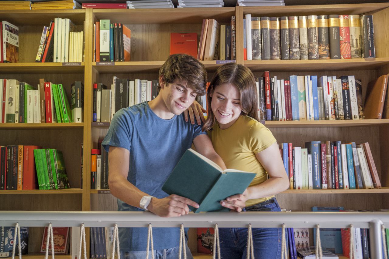 Чтецкие программы Чувашия открывает двери в литературные клубы Проект Российского общества Знание Чтецкие программы направленный на возрождение интереса молодежи к чтению через литературные клубы успешно стартовал в 2025 году по поручению Президента и при поддержке Минпросвещения В 2025 году было создано более 5500 клубов а к 2026 году планируется увеличить их число до 10 000 Участники клубов встречаются с известными деятелями культуры например Влад Канопка Светлана Иконникова Олег Рой Дарья Донцова Сергей Безруков участвуют в рейтинге получают призы и доступ к обучающим курсам В феврале 200 лучших кураторов примут участие в стратегическом семинаре в Центре знаний Машук для определения дальнейшего развития проекта Для кураторов также предусмотрены ежемесячные вебинары с экспертами Проект реализуется Российским обществом Знание при поддержке Минпросвещения и Театрального института имени Бориса Щукина Читать подробнее ХЫПАР ПРЕДЛОЖИТЬ НОВОСТЬ