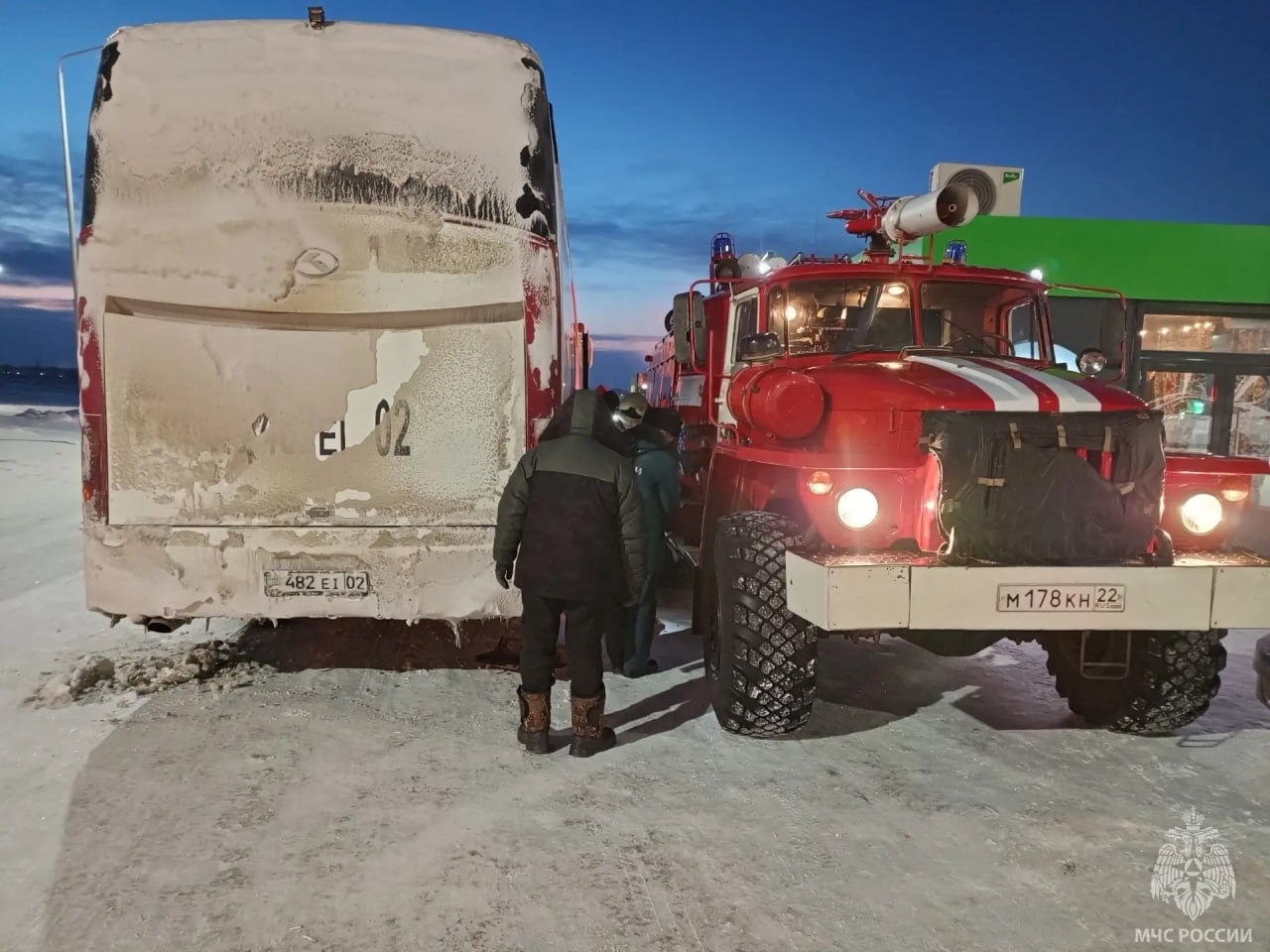 Пассажирский автобус сломался на трассе в мороз в Алтайском крае Инцидент произошёл сегодня утром в Алейском районе у посёлка Заветы Ильича Сломался междугородний автобус следовавший маршрутом Усть Каменогорск Новосибирск В транспорте находилось 49 человек На помощь приехали сотрудники местной администрации и бойцы 7 пожарно спасательного отряда ГУ МЧС России по Алтайскому краю Спасатели разместили пассажиров в придорожном кафе и помогли починить автобус