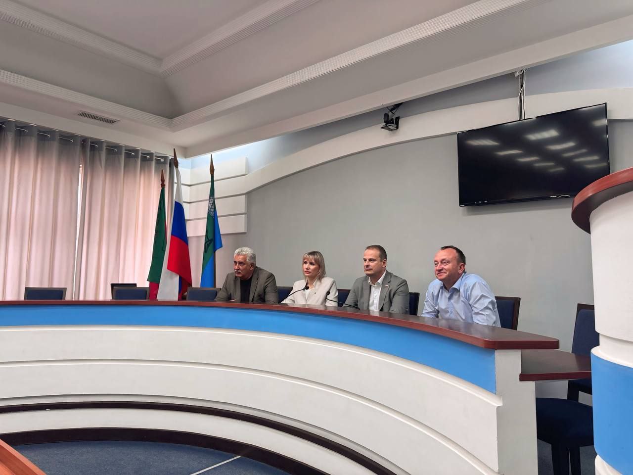 Совместно с Михаилом Николаевичем Поповым, в качестве закреплённых депутатов Законодательно собрания, провели встречу с депутатским корпусом Бердянского городского совета и секретарями первичных отделений партии "Единая Россия" города Бердянска. На встрече присутствовал секретарь местного отделения партии "Единая Россия" Андрей Анатольевич Ковганко. Обсудили с коллегами совместную законотворческую работу над законопроектами. Определили эффективные направления взаимодействия депутатов Законодательного собрания с депутатами города Бердянска для эффективного решения актуальных вопросов. Заместитель председателя Законодательного собрания Запорожской области Михаил Николаевич Попов подчеркнул, что перед нами стоит совместная задача — работать на результат, чтобы достичь положительных изменений в городе и Запорожской области вцелом. "Единая Россия" — народная партия, которая системно и последовательно реализует проекты и идеи для развития государства и общества, улучшения социальной жизни. Уверена, что совместными усилиями мы найдем эффективные решения для реализации социальных инициатив и повышения качества жизни жителей города Бердянска! Вместе мы обязательно справимся! #заксобр_зо #АГПУ #ПЕДВУЗРФ #Ректор #ЕдинаяРоссия