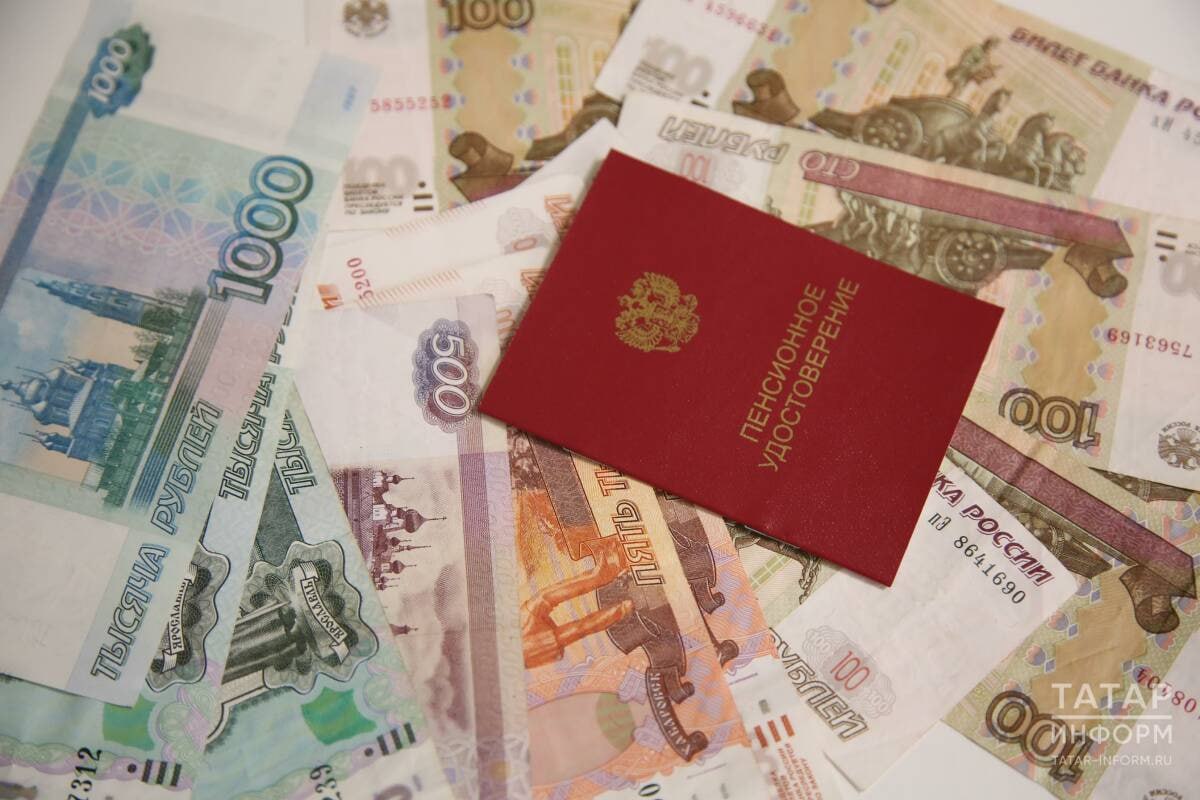 Работающие пенсионеры получат прибавку к пенсии с августа 2026 года Пенсионеры которые продолжали работать в 2025 году и за которых работодатели перечисляли взносы в Социальный фонд получат прибавку к пенсии с августа 2026 года Об этом сообщил депутат Госдумы Алексей Говырин его слова приводит РИА Новости Он уточнил что повышение коснется пожилых людей которые после выхода на пенсию официально трудились и за которых в прошлом году производились страховые взносы в Соцфонд Пенсии будут увеличены автоматически исходя из суммы поступившей в пенсионную систему в 2025 году Говырин отметил что право на перерасчет возникает вне зависимости от того сколько человек проработал месяц или весь год Размер прибавки зависит от продолжительности официальной занятости в прошлом году iatatarinform