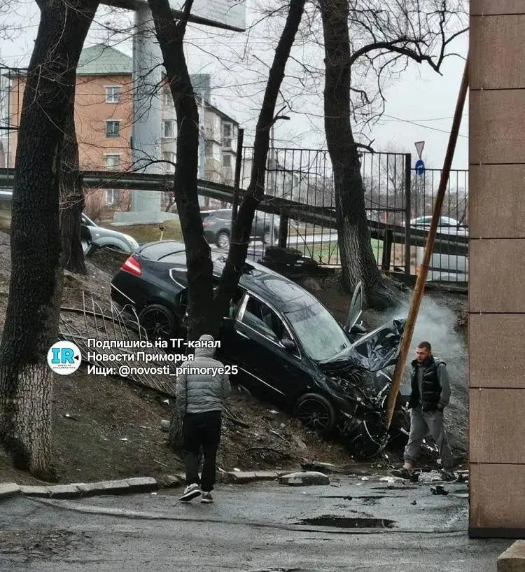 Во Владивостоке водитель Nissan Teana на большой скорости вылетел с дороги врезался в другой автомобиль и протаранил забор школы 38 В итоге легковушка остановилась на территории учебного заведения Очевидцы предполагают что мужчина устроивший ДТП находился в состоянии опьянения Teana от столкновения с забором сильно пострадала и повисла на косогоре в нескольких метрах от здания школы Подробности аварии уточняются Фото тг канал Новости Приморья Владивостока