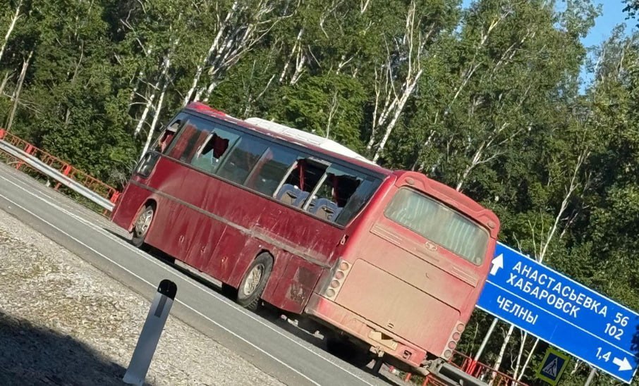 Два пассажира пострадали при столкновении автобусов в Хабаровском районе В ночь на 5 августа в Хабаровском районе столкнулись два автобуса с пассажирами, два человека получили травмы. ДТП произошло около часа ночи на 102 км дороги А-376 «Хабаровск - Лидога - Ванино с подъездом к г. Комсомольску-на-Амуре». 63-летний водитель пассажирского автобуса Hyundai Universe, ехавшего из Хабаровска в направлении Комсомольска-на-Амуре, выехал на встречную полосу и столкнулся с пассажирским автобусом Daewoo, который двигался из Де-Кастри. Как сообщил водитель встречного автобуса, он сместился вправо и подавал сигналы фарами в попытке избежать столкновения, но безуспешно. Как сообщили в Госавтоинспекции края, в результате ДТП телесные повреждения получили пассажиры автобуса Daewoo – мужчина 36 лет, лечение амбулаторно, и женщина 56 лет, госпитализирована с травмой глаза. В автобусе Hyundai находилось 28 пассажиров, в Daewoo – 29.