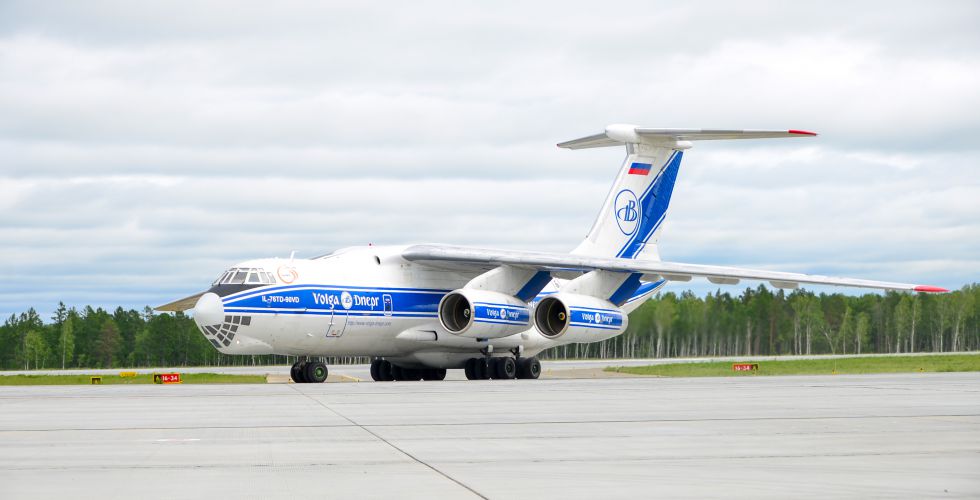 КОСМИЧЕСКИЕ АППАРАТЫ ВПЕРВЫЕ ПРИБЫЛИ НА КОСМОДРОМ ВОСТОЧНЫЙ САМОЛЕТОМ Грузовой самолет Ил-76 с аппаратами «Ионосфера-М» №3 и №4 прибыл на космодром Восточный. Это первая доставка космической техники после ввода в эксплуатацию аэропортового комплекса. После приземления сотрудники Космического центра «Восточный» и Корпорации «ВНИИЭМ» разгрузили контейнеры с аппаратами и вспомогательным оборудованием. Техника доставлена в монтажно-испытательный корпус космических аппаратов, где специалисты приступят к подготовке спутников к запуску. Пуск ракеты-носителя «Союз-2.1б» с аппаратами «Ионосфера-М» №3 и №4 и малыми спутниками попутной полезной нагрузки запланирован на лето 2025 года. Спутники «Ионосфера-М» создают глобальную карту ионосферы, равномерно распределяя измерения по всей Земле. Они помогают определять важнейшие параметры космической плазмы и следить за изменениями в ионосфере во время солнечных вспышек и магнитных бурь. Источник: Госкорпорация «Роскосмос» #времявперёд!