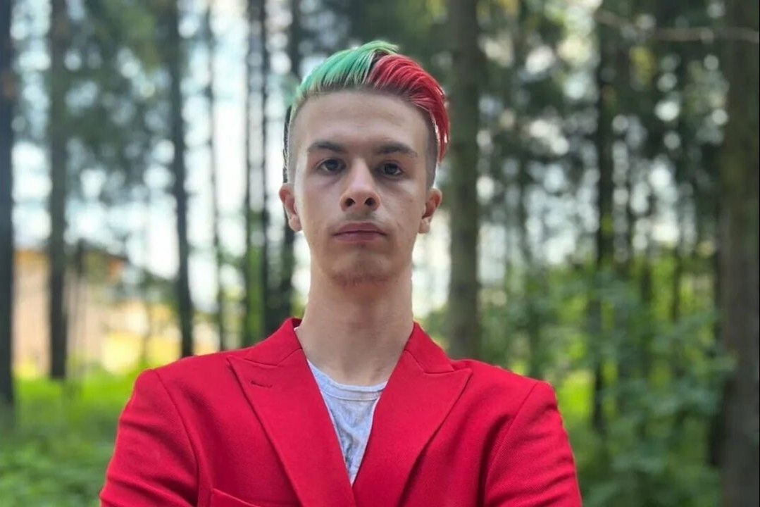 Власти Севастополя запретили концерт эпатажного блогера Ивана Золо в городе Решение объяснили нравственными соображениями и вопросами безопасности мероприятие для подростков не было согласовано а в регионе действует жёлтый уровень террористической опасности Безопасность каждого из нас важнее любого шоу Тем более безопасность наших детей сказал губернатор Севастополя Михаил Развожаев Он подчеркнул что организаторы и исполнители должны задумываться над тем что несут в массы Мероприятие должно было пройти 14 февраля Это второй раз когда концерт Золо сорван год назад его отменили из за фейка о минировании