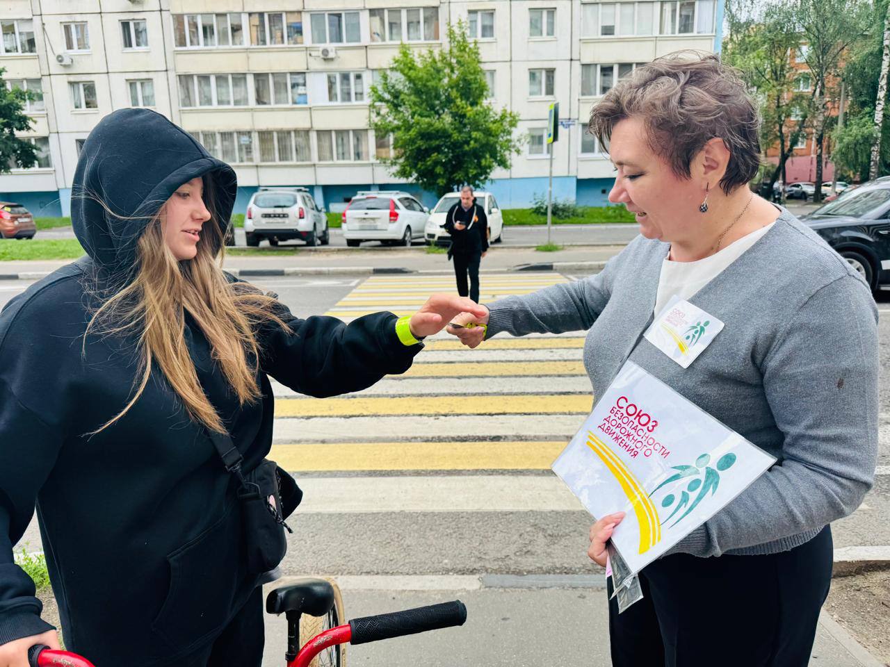 В выходные напомнили о дорожной безопасности! В г.о. Балашиха автоинспекторы и представительница региональной общественной организации «Союз безопасности дорожного движения» напомнили горожанам о правилах перехода проезжей части на нерегулируемом пешеходном переходе. Особое внимание они уделили пешеходам с маленькими детьми. Полицейские напомнили родителями о дополнительных мерах, которые требуется соблюдать при пересечении дороги. Речь шла о дорожных «ловушках» и ситуациях, которые могут спровоцировать ДТП, в том числе на велосипедах и самокатах. Всем участникам акции были вручены тематические памятки и световозвращающие элементы.