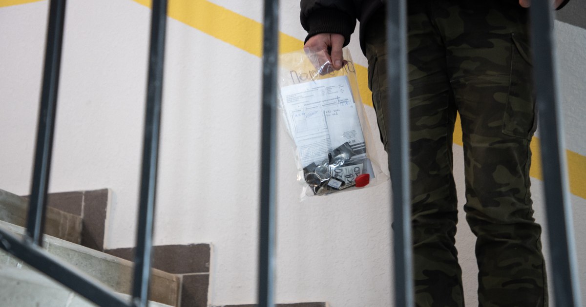 Нотариусов хотят обязать снимать на видео все сделки с недвижимостью Согласно инициативе нотариусы должны будут фиксировать процесс подписания документов и хранить записи в течение сроков давности по уголовным делам о мошенничестве в сфере недвижимости Авторы законопроекта считают что видеозапись поможет снизить число мошеннических схем и упростит разбор спорных ситуаций У пожилого человека недвижимость часто единственный актив надежда на обеспеченную старость Бабушка подписывая документы в кабинете нотариуса никак не ожидает что после заключения сделки окажется на улице не имея возможности оспорить сомнительные документы Мерзавцы не гнушаются наживаться на тех кто наивен и верит всему на слово не имея возможности самолично вникнуть в юридические тонкости заявил глава фракции ЛДПР Леонид Слуцкий Законопроект внесли в нижнюю палату парламента 1 февраля Теперь его предстоит рассмотреть профильным комитетам Госдумы