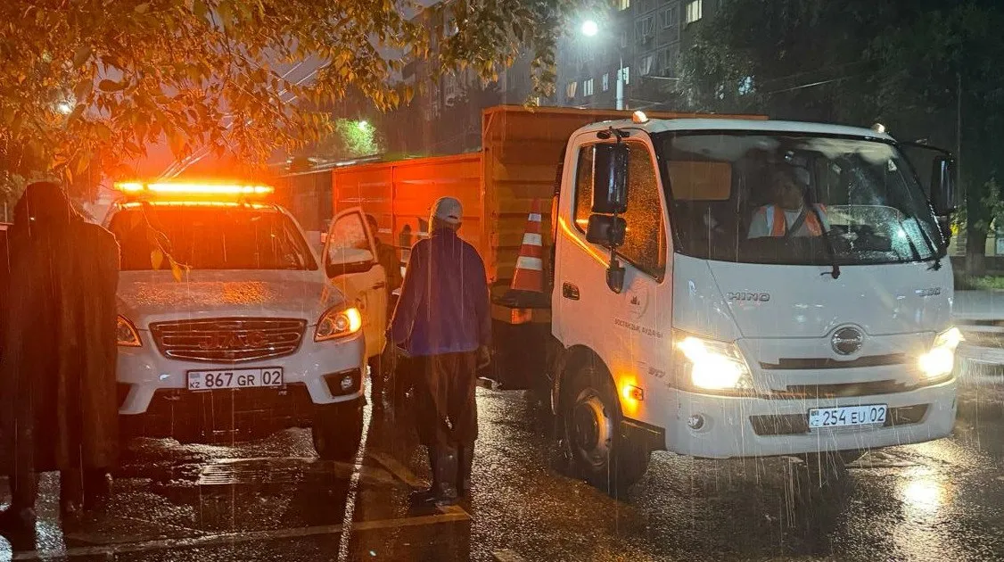 В Алматы за сутки выпала половина майской нормы осадков В Алматы для защиты от подтоплений задействовали спасателей спецтехнику и мотопомпы передает ArbatMedia По данным акимата за период с 11 00 10 мая до 20 00 11 мая в городе выпало 50 4 мм осадков это 51 от майской нормы которая составляет 99 мм Коммунальные службы переведены на усиленный режим работы для предупреждения и устранения подтоплений Дополнительно на дежурство вышли силы Службы спасения города Алматы задействованы ассенизаторская машина и 15 мотопомп Также по линии Департамента по чрезвычайным ситуациям привлечены 53 единицы спецтехники и 240 сотрудников В течение суток к обеспечению работы городской инфраструктуры подключены 3 080 дорожных рабочих и 1 225 единиц спецтехники Для быстрого реагирования подготовили 2 300 мешков с песком Синоптики прогнозируют что 12 мая в Алматы временами ожидаются дождь и гроза а 13 мая осадки прекратятся Прислать новость