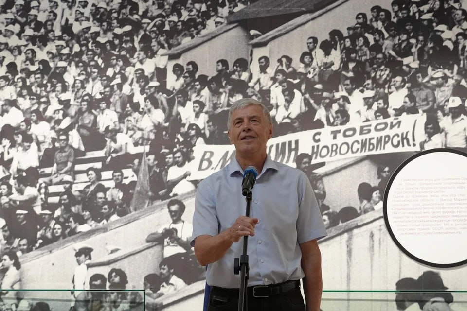 Легенда лёгкой атлетики Виктор Маркин стал почётным жителем Новосибирска Именно он установил рекорд на Олимпиаде-80 в Москве, пробежав 400 метров за 44,60 — этот результат до сих пор не превзойдён в России. Об этом сообщили в минспорте Новосибирской области. К юбилею Олимпийских игр в Новосибирском краеведческом музее открылась выставка «Олимпийский стиль». Среди экспонатов — спортивная обувь, куртка и даже дневник тренировок Маркина. Кстати, на той самой Олимпиаде он взял сразу два золота: в индивидуальном забеге на 400 метров и в эстафете 4×400 м. Фото: Минспорта НСО Прислать новость