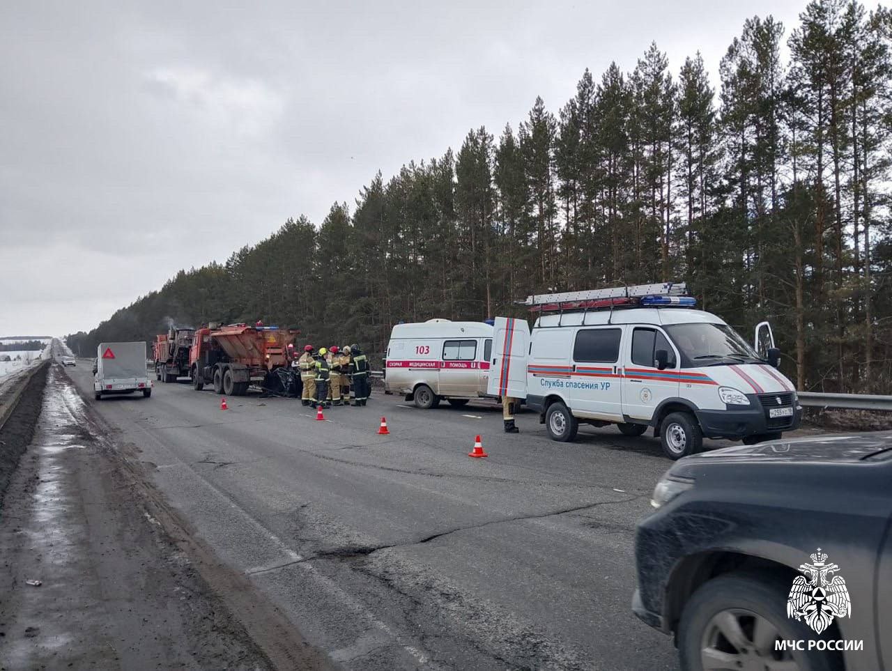 Водителя иномарки деблокировали из зажатого автомобиля в Удмуртии  ДТП произошло около 15.00 у д. Девятово Сарапульского района.  Автомобиль «Хавал» столкнулся с грузовым автомобилем КАМАЗ.  Водитель легковушки оказался зажат в искореженном автомобиле. Прибывшие огнеборцы МЧС России и спасатели поисково-спасательной службы Удмуртии деблокировали его с помощью аварийно-спасательного оборудования и передали бригаде врачей. С травмами его госпитализировали. Пассажиров в автомобиле не было.  Обстоятельства ДТП устанавливает Госавтоинспекция УР.  МЧС России напоминает:   Соблюдай правила дорожного движения. Будь предельно внимателен на дороге.