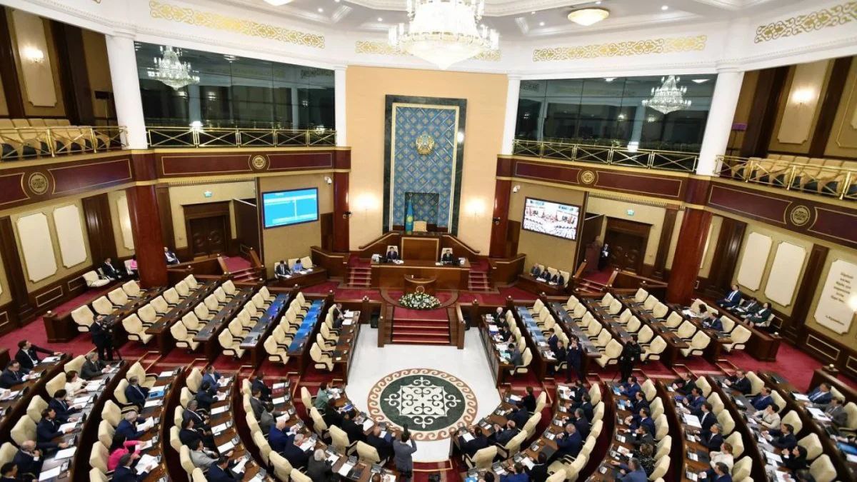 В Казахстане готовят амнистию для социально уязвимых осуждённых В Мажилис поступил проект закона «Об амнистии в связи с тридцатилетием Конституции Республики Казахстан». По словам мажилисмена Абзала Куспана, инициативу в январе 2025 года озвучила депутат Каракат Абден в своем депзапросе. Её поддержали в правительстве. После этого началась разработка законопроекта. Кого планируют освободить: пенсионеров; несовершеннолетних; женщин с детьми; мужчин, которые в одиночку воспитывали детей; других лиц, не представляющих угрозу для общества. Подробнее Фото: пресс-служба Мажилиса /CentralMediaNews