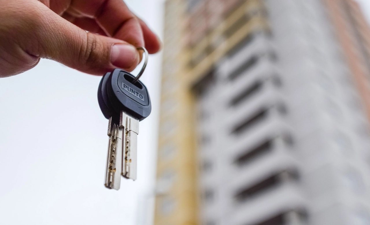 Использовать Дальневосточную и арктическую ипотеку можно будет на вторичном рынке жилья Распространение такой ипотеки отменяет возрастное ограничение для многодетных семей сообщает Минфин РФ Кроме того льготную ипотеку теперь смогут оформить не только учителя но и все работники государственных или муниципальных образовательных организаций на территории ДФО и на сухопутных территориях Арктической зоны Подписаться на truekpru Читать нас в MAX