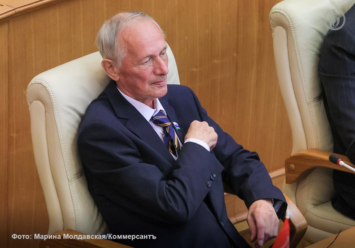 Депутат заксобрания Свердловской области от КПРФ Евгений Букреев скончался на 75 ом году жизни В региональном парламенте подчеркнули что жизнь коммуниста стала образцом беззаветного служения родному краю Светлая память о Евгении Михайловиче Букрееве мудром наставнике и руководителе истинном патриоте своей малой родины навсегда сохранится в сердцах депутатов добавили в заксобрании Господин Букреев получил мандат депутата областного парламента в 2021 году Коммунист победил в Кировградском одномандатном округе взял 27 082 голосов опередив кандидатов от Единой России Александра Волкова 24 549 и от ЛДПР Александра Панасенко 7 845 Подписывайтесь на Ъ Урал