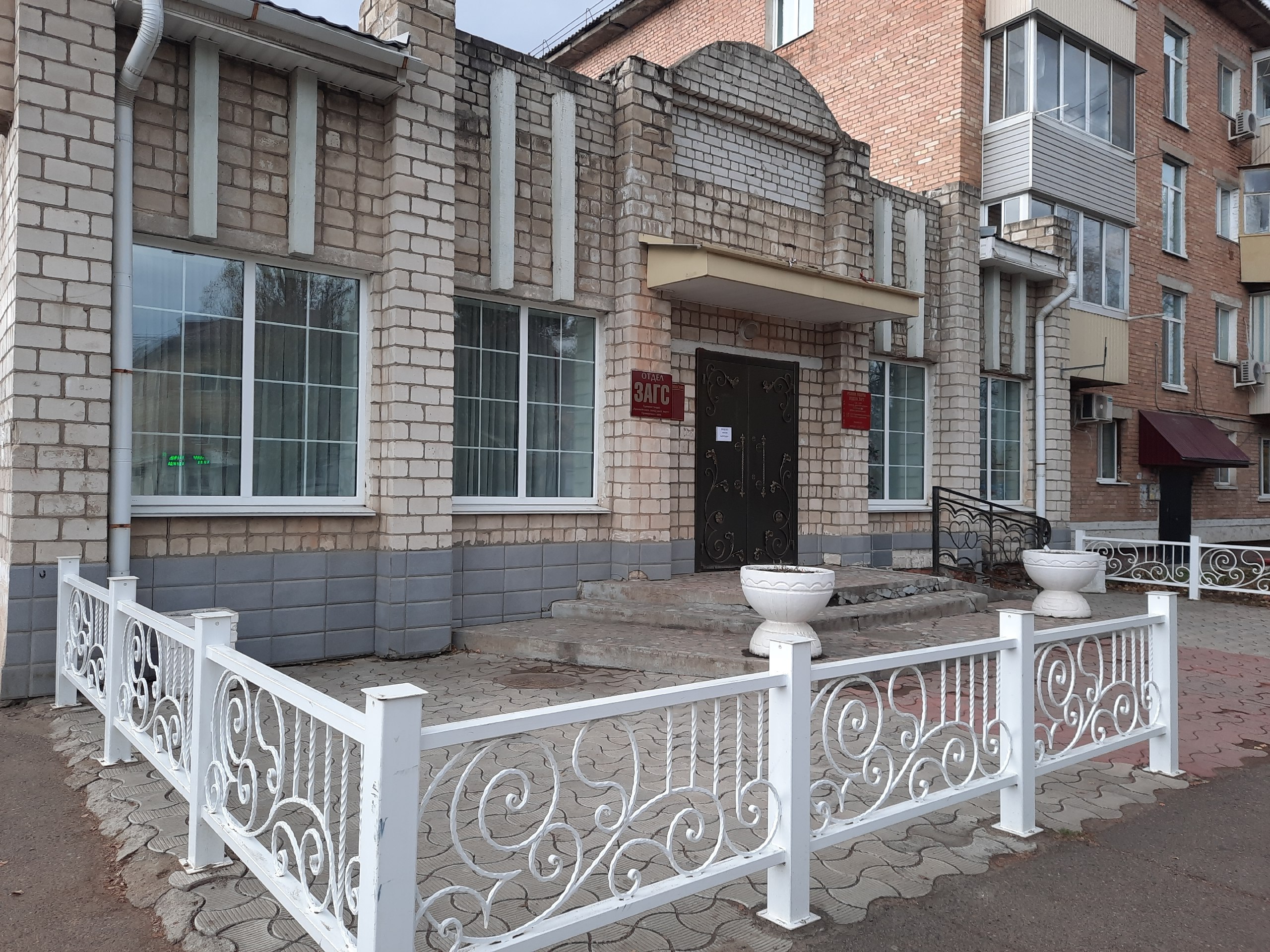 Отдел ЗАГС приглашает жителей города В отделе ЗАГС администрации Арсеньевского городского округа в рамках проведения Всероссийского дня правовой помощи детям запланированы мероприятия 18 ноября с 9 00 до 12 00 можно получить бесплатную консультацию юрисконсульта семейного МФЦ по вопросам семьи и иным юридически значимым действиям отдел ЗАГС ул Ломоносова 42 20 ноября будет работать горячая телефонная линия по вопросам регистрации актов гражданского состояния и иных юридически значимых действий тел 8 42361 4 26 45 20 ноября День открытых дверей для организованных групп по согласованию тел 8 42361 4 26 45