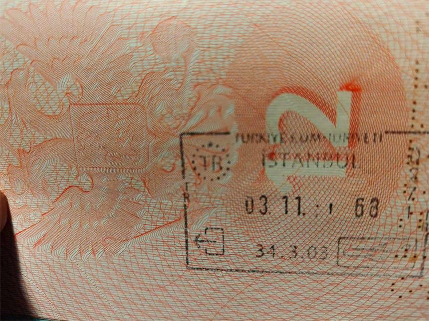 Россиянина не пустили в Китай из за нечёткого турецкого штампа в загранпаспорте Ему отказали во въезде уже по безвизовому режиму На таможне не смогли определить сколько россиянин был в Турции На штампе не был виден год КНР и раньше могла задавать туристам дополнительные вопросы при наличии турецких штампов в паспорте а тем кто находился в Турции более 28 дней затягивали процесс выдачи визы bankoffo