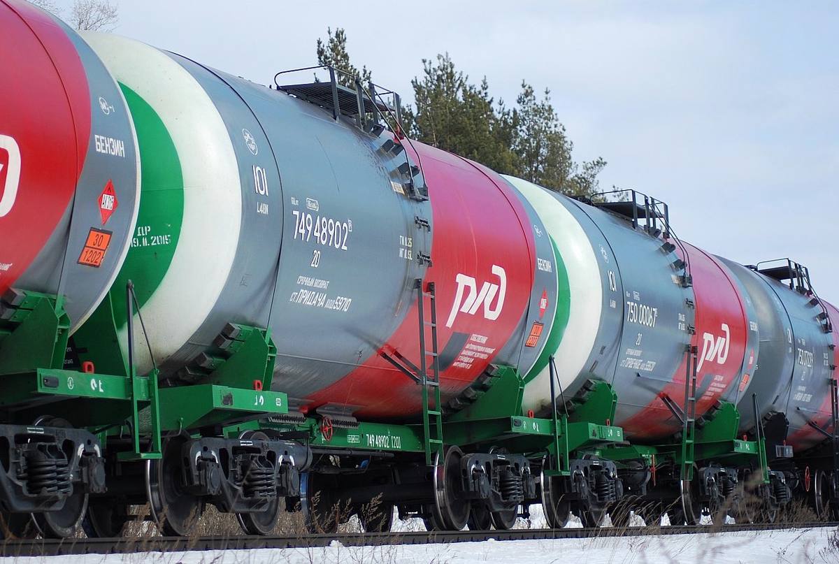 ОАО РЖД установило тарифные льготы на перевозки нефтепродуктов и порожний пробег цистерн Опубликована выписка из протокола заседания правления ОАО РЖД 74 от 18 сентября 2025 года Об изменении уровня тарифов на перевозки железнодорожным транспортом ряда грузов в рамках ценовых пределов Она устанавливает понижающие коэффициенты к действующим тарифам на 1 Внутрироссийские и экспортные перевозки нефтепродуктов позиции ЕТСНГ 211 215 221 225 коды ЕТСНГ 226021 226069 226106 в собственных арендованных цистернах 2 Порожний пробег собственных арендованных цистерн следующих из под перевозок нефтепродуктов коэффициент 0 95 за исключением перевозок газового конденсата в направлении станции Лимбей коэффициент 0 579 для перевозок газового конденсата со станций Лужская и Лужская эксп Октябрьской железной дороги на станцию Лимбей Свердловской железной дороги Коэффициенты установлены на весь следующий год с 1 января по 31 декабря Они не применяются в случае переадресовки груза и не распространяются на перевозки плата за которые определяется по правилам пункта 2 17 раздела 2 Прейскуранта 10 01 Еще одно условие гарантированный объем перевозок в размере не менее 5 5 млн тонн и не выше 9 5 млн тонн в год К Протоколу прилагается список станций отправления РЖД сгруппированных по общим коэффициентам