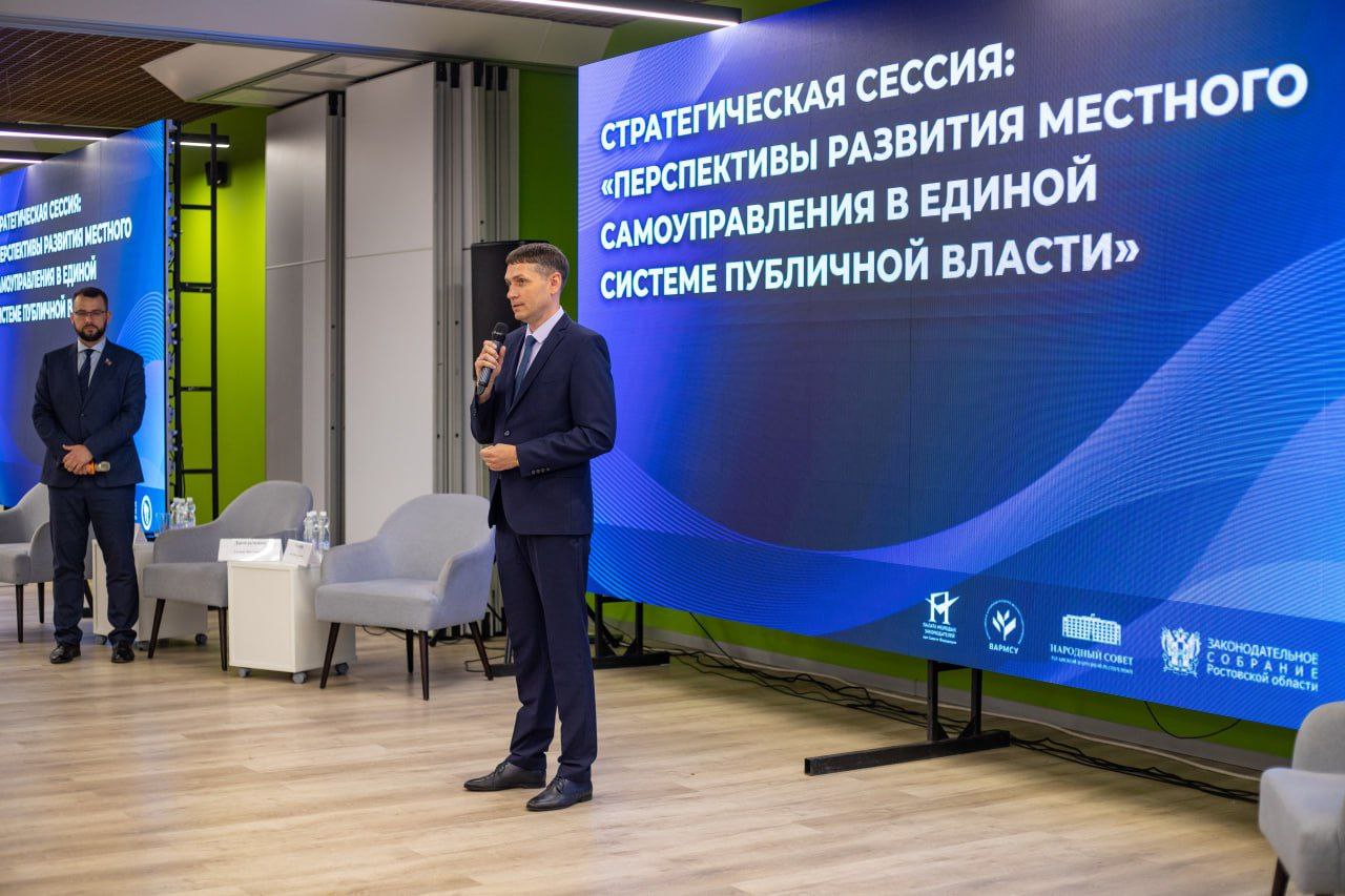 Руководитель Администрации Главы ЛНР Алексей Самойлов принял участие в стратегической сессии «Перспективы развития местного самоуправления в единой системе публичной власти», которая в состоялась в Луганске. Она посвящена законодательному регулированию работы органов местного самоуправления ОМСУ в республике в соответствии с принятым в марте этого года Федеральным законом «Об общих принципах организации местного самоуправления в единой системе публичной власти». – Внимание со стороны Президента России к повышению роли органов местного самоуправления подчеркивает важность их работы в решении приоритетных для страны задач. Как неоднократно подчеркивал Глава ЛНР Леонид Иванович Пасечник, вы лучше всех знаете проблемы, волнующие жителей ваших округов, и это повышает качество реализации государственных программ и национальных проектов, – обратился Алексей Самойлов к участникам сессии. Он отметил, что для ЛНР, которая совсем недавно сформировала систему ОМСУ, приоритетными являются совершенствование правовой основы по принципу единой системы публичной власти, развитие форм и механизмов обратной связи между населением и местной властью, создание условий для привлечения высококвалифицированных специалистов. Участники стратсессии обсудили: вопросы адаптации законодательства ЛНР к новым федеральным нормам; практические механизмы реализации реформы в муниципалитетах; повышение эффективности взаимодействия органов государственной власти и местного самоуправления; опыт регионов России в построении единой системы публичной власти. В обсуждении приняли участие зампредседателя Народного Совета ЛНР Денис Колесников, депутаты Народного Совета, Совет по взаимодействию с представительными органами муниципальных образований в ЛНР при НС ЛНР и Ассоциация «Совет муниципальных образований ЛНР», а также делегации из ДНР, Ростовской, Херсонской и Запорожской областей. В режиме ВКС участие принял директор Центра экспертно-консультационного сопровождения местного самоуправления Института «Высшая школа государственного управления» РАНХиГС Евгений Кискин. Организаторами мероприятия выступили Народный Совет ЛНР и Законодательное Собрание Ростовской области при поддержке Ассоциации «Совет муниципальных образований ЛНР».