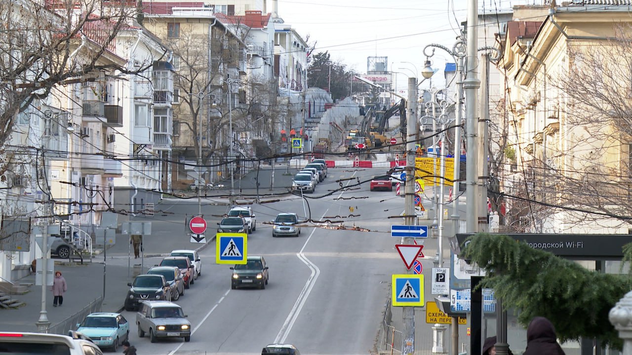 Движение транспорта ограничили на одной полосе автодороги от улицы Керченская до улицы Новороссийская Меры приняли для выполнения аварийно восстановительных работ на подпорных стенах на улице Адмирала Октябрьского Ограничения будут действовать до 26 февраля На месяц изменят и передвижение транспорта на улице Керченская в направлении улицы Демидова Департамент транспорта призывает учитывать данную информацию при планировании маршрутов Сообщили в Департаменте транспорта и развития дорожно транспортной инфраструктуры Легендарный 24 Севастополь