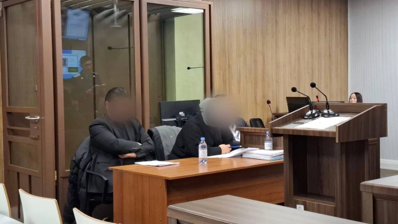 Семья блогеров из Астаны собрала 200 млн рублей на лечение ребенка и потратила все на ставки и бутики Супруги Даулет и Толкын Тотакановы из Казахстана создали аккаунты в соцсетях на имя своего сына у которого диагностированы тяжелые заболевания Пара объявила сбор средств для того чтобы отвезти ребенка на лечение в Турцию пишут местные СМИ Всего супругам удалось собрать около 1 5 млрд тенге примерно 200 млн рублей однако деньги парочка потратила на личные нужды По данным следствия они приобрели недвижимость закрыли долги тратили полученные пожертвования на ставки а также покупали одежду и другие товары При этом операцию ребенку так и не сделали Тотакановых задержали и обвинили в мошенничестве в особо крупном размере а также отмывании денег Теперь каждому родителю грозит 7 лет колонии Подписаться на truekpru Читать нас в MAX