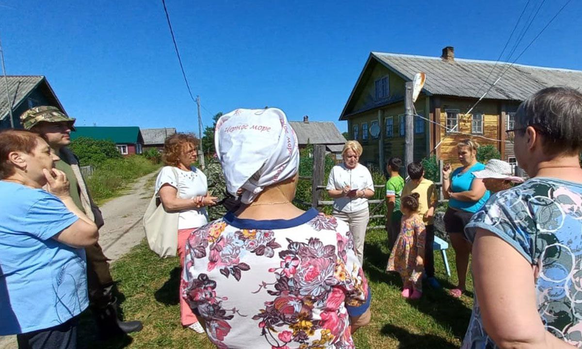 #Олонец #деревня   Жители Сельги не могут уже год купить продукты.   В июле прошлого года автолавка перестала ездить в деревню. Предприниматель не выдержал бесконечных поломок машины из-за разбитой дороги, а ближайший магазин в 25 километрах, в селе Паданы, с которым отсутствует транспортное сообщение.  Прокуратура в результате проверки по обращению депутата ЗС Карелии Эмилии Слабуновой обязала администрацию создать условия для торговли.  В итоге в Сельгу стала привозить продукты по заказу предпринимательница из Поросозера. Однако такой вариант не является решением вопроса. Люди не могут сделать заказ, потому что связь в деревне отсутствует, не всегда удается дозвониться и нет выбора.