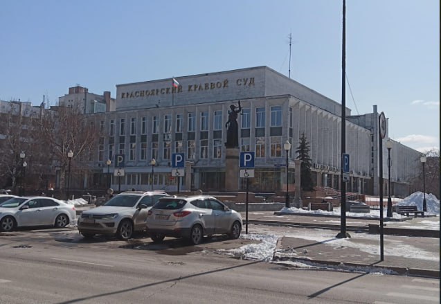 Ряд районных судов закроют в Красноярском крае из за муниципальной реформы Управление судебного департамента края направило в Верховный суд предварительные предложения об оптимизации системы районных и городских судов Как пояснили в объединенной пресс службе судов это необходимо для приведения судебной системы в соответствие с муниципальной реформой Согласно документам планируется закрыть районные суды в Большом Улуе Идринском Заозерном Тасеево и Тюхтете Процессы перенесут в близлежащие районные центры Например жители Большого Улуя будут ездить в Ачинск а дела из Тюхтета будут рассматривать в Боготольском районном суде Также в шести районах суды заменяют на ПСП постоянные судебные присутствия Речь идет о Новоселово Нижнем Ингаше Пировском Партизанском Игарке и Агинском Отметим что упраздняются суды только федеральным законом При этом выдвинуть инициативу может Верховный суд Напомним в ходе скандальной реформы число муниципальных образований в крае сократилось с 472 до 39 шесть городских округов и 33 муниципальных