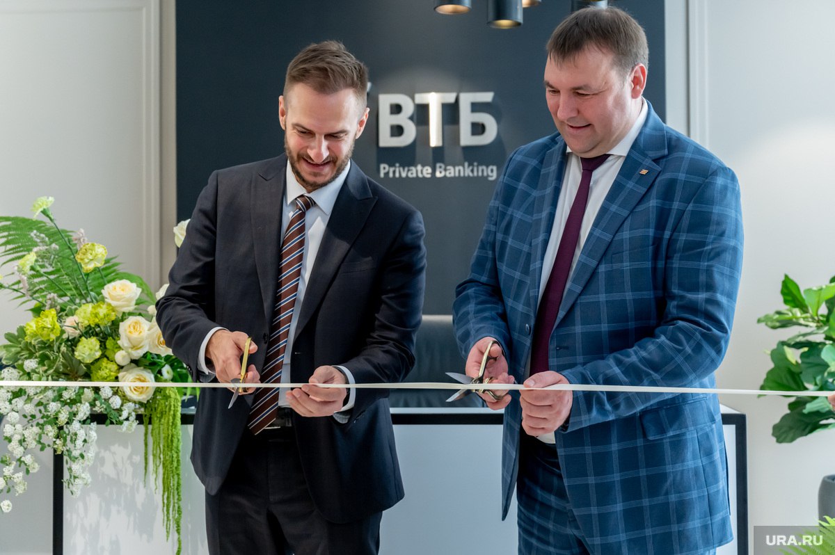 Пермякам показали, как выглядит новый офис для VIP-клиентов банка ВТБ В Перми открылся новый офис Private Banking ВТБ — отделение, специализирующееся на обслуживании состоятельных клиентов банка с пакетом услуг «Прайм». Оно расположилось в историческом здании на Монастырской, 3. Торжественную церемонию открытия посетили клиенты банка, среди которых преобладают владельцы пермского бизнеса и представители власти. Управляющий директор департамента по работе с премиальными клиентами банка ВТБ Владимир Кочка и управляющий банком ВТБ в Пермском крае Владимир Стрельников торжественно перерезали ленточку. «Это первый офис нового формата в регионах России. Мы расширили площадь, повысили уровень комфорта и конфиденциальности. Такие изменения стали возможны, только благодаря нашим клиентам, которые и составляют главную ценность банка», — рассказал Владимир Кочка. Новый офис стал необходим, так как увеличилось количество клиентов банка и значительно выросли обороты офиса. Сейчас в Пермском крае более 1,2 тысячи клиентов обслуживается в сегменте «прайм». Портфель средств клиентов, находящийся под управлением пермских экспертов — более 80 млрд рублей. Подписаться Дать «буст»