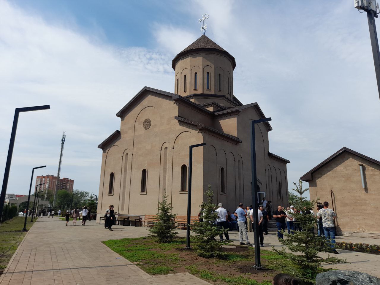В Оренбурге откроется новая армянская церковь В Оренбурге на перекрестке улицы Ленинградской и Знаменского проезда открылась армянская церковь «Сурб Арутюн». Освятить храм Святого Воскресения приехал глава армянской церкви в России Езрас Нерсисян. Н специально приехал для этого в степную столицу. Строительство религиозного объекта началось еще в 2016-м году. Его ждали несколько тысяч прихожан со всего региона. Армянский владыка провел чин освящения нового храма и выразил уверенность в том, что он станет новым местом притяжения православных верующих.