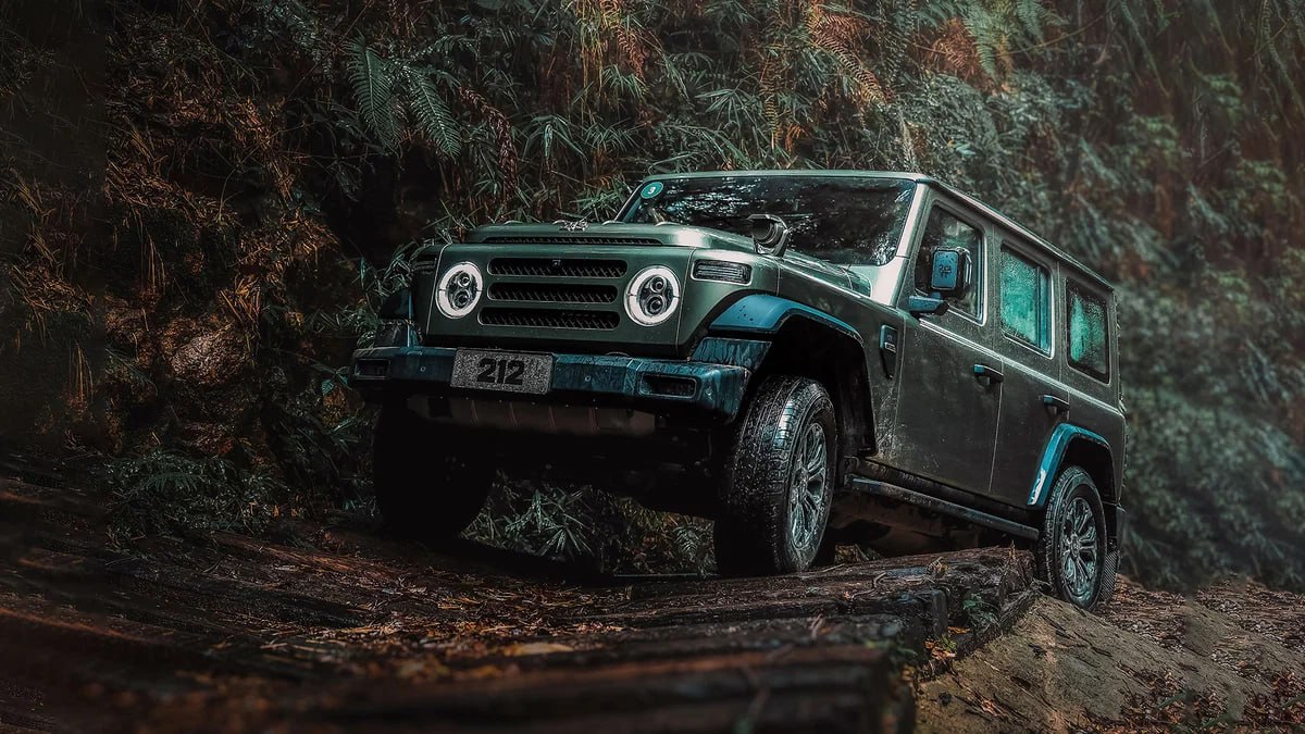 Внедорожник BAW 212 будут собирать в Узбекистане Такой вывод делает издание Китайские автомобили из обнаруженного им ОТТС которое модель получила в этой стране Сборку китайского внедорожника хочет организовать предприятие Asaka Motors В документе указаны две страны сборки и Китай и Узбекистан поэтому предполагается что первые партии 212 для реализации будут иметь китайское происхождение а сборку внутри страны организуют позже Пятидверный BAW 212 для Узбекистана будут оснащать двухлитровым турбомотором на 218 сил в сочетании с 8 ступенчатым автоматом подключаемым полным приводом и блокировками межколёсных дифференциалов Журнал Авто ру online