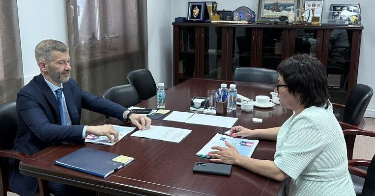 В «Единой России» предложили увеличить единовременную выплату многодетным кочевым семьям  Состоялась рабочая встреча губернатора Чукотского автономного округа Владислава Кузнецова и депутата Государственной Думы РФ от региона Елены Евтюховой.   Парламентарий предложила ряд инициатив по расширению региональных мер поддержки многодетных и молодых семей, а также участников СВО. В частности, депутат считает необходимым увеличить размер единовременной выплаты многодетным кочевым семьям, которая не индексировалась с 2013 года. Губернатор инициативу поддержал, теперь ее предстоит проработать с региональным департаментом социальной политики.  Евтюхова также сообщила, что на встрече принято решение, что в ближайшее время в регионе будет проведен полный анализ региональных мер поддержки, направленных на привлечение и закрепление кадров.   Кроме того, обсуждались вопросы утвержденной концепции устойчивого развития коренных малочисленных народов Севера, Сибири и Дальнего Востока РФ, что является одним из поручений по итогам визита Президента России в Чукотский АО и Хабаровский край, а также разработки плана ее реализации.  «Поддержано еще одно предложение по молодым семьям, впервые регистрирующих брак. Речь идет о выдаче сертификата на обследование репродуктивной системы. Получать такой документ молодожены будут непосредственно в ЗАГСе. Более детально вопросы, связанные с молодыми семьями, обсудим также с представителями департамента здравоохранения», – рассказала парламентарий.