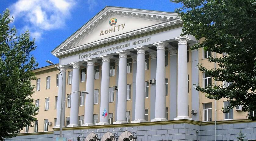  Три спортивные площадки появятся на территории Донбасского государственного технического университета. «В Алчевске в рамках реализации намеченных планов появится три новых спортивных объекта. Первый уже почти готов и расположен во внутреннем дворе за главным корпусом вуза. На обновленной площадке можно проводить тренировки по нескольким дисциплинам: волейболу, футболу, баскетболу и большому теннису», — говорится в сообщении. Еще один спортивный объект будет расположен в парке в черте города. Речь идет о старом футбольном поле, которое преображается усилиями строителей спортивной организации «ГТО». #молодежь
