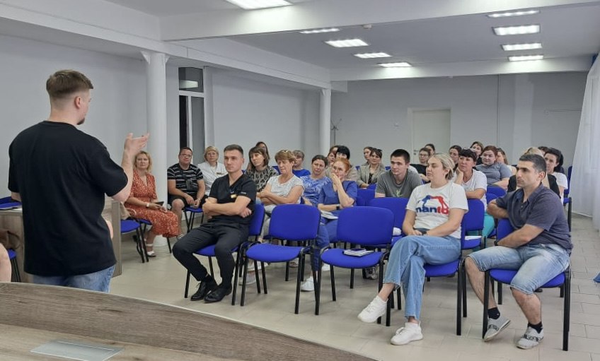  Медработники Тимашевского района совершенствуют навыки оказания первой помощи Специалисты скорой медицинской помощи, приемного отделения, а также отделений неврологии, анестезиологии и реанимации Тимашевской центральной районной больницы прошли обучение по оказанию первой помощи при несчастных случаях, травмах, отравлениях и других состояниях, представляющих угрозу для жизни и здоровья пациентов. Особое внимание было уделено оказанию экстренной медицинской помощи пострадавшим в чрезвычайных ситуациях. Занятия проводятся с использованием современного оборудования, включая манекены для тренировки различных навыков. Обучающее занятие для сотрудников медучреждения провели работники Центра медицины катастроф. – Обучение позволило специалистам освежить теоретические знания и отработать практические навыки, необходимые для спасения жизней пациентов и минимизации последствий различных критических ситуаций, – поделилась главный врач Тимашевской ЦРБ Ольга Хомякова. Отметим, что курсы по оказанию первой помощи для работников медорганизаций края специалисты Центра медицины катастроф проводят на регулярной основе. С начала года они посетили порядка 20 больниц края и охватили обучающими занятиями более 700 человек.