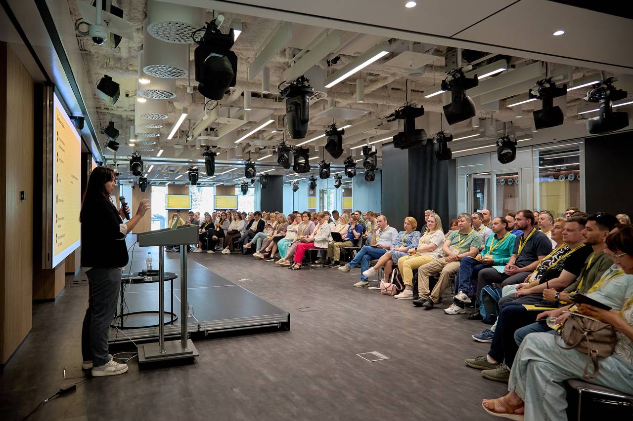 Более 170 российских учителей получат грант от Т Банка Т Банк подвел итоги своего конкурса Вклад в поколение для преподавателей физики математики и информатики В этом году более 170 учителей из 51 региона получат грант в 200 тысяч рублей Конкурс проводится с 2023 года и за это время на поддержку педагогов выделено свыше 70 млн рублей В 2024 году подано более 7600 заявок что на 80 больше прошлого Победители будут получать по 25 тысяч рублей в течение учебного года а также доступ к методическим материалам программам повышения квалификации и мероприятиям Т Образования Победителей определяло жюри из ведущих преподавателей технических дисциплин школ и вузов страны