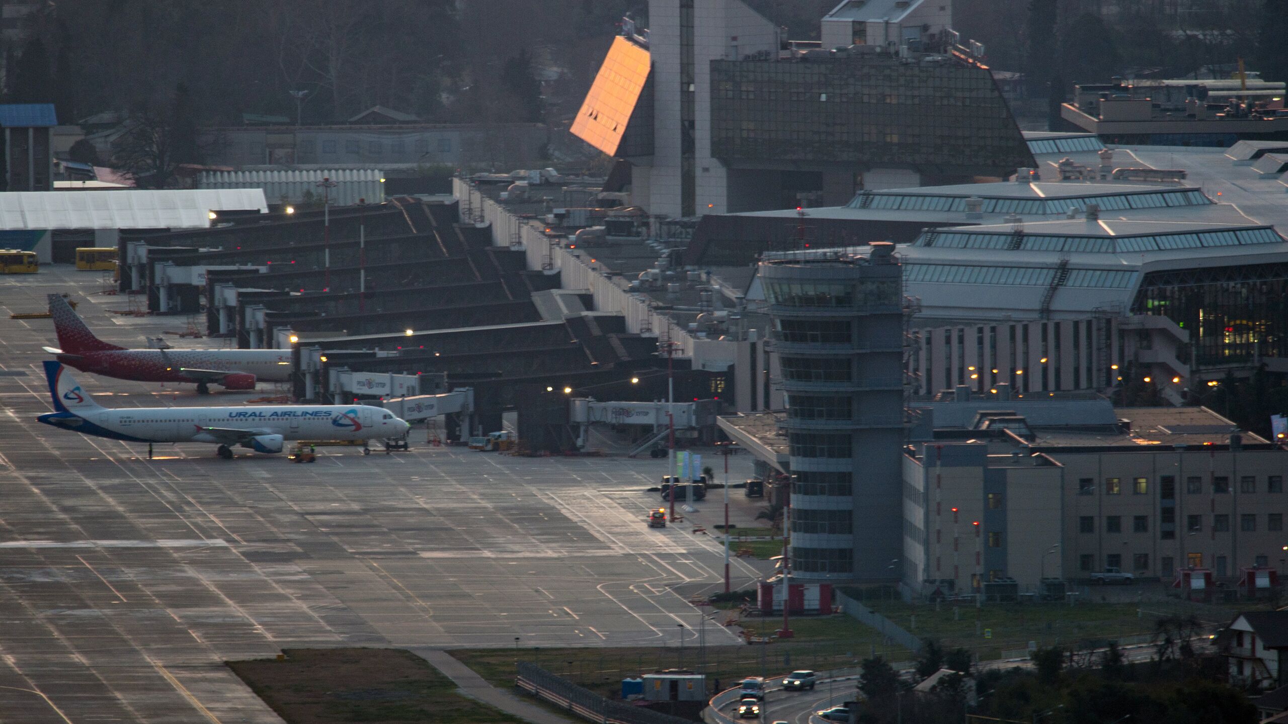 Девять рейсов на вылет задерживаются в аэропорту Сочи следует из информации на онлайн табло авиагавани Согласно онлайн табло аэропорта более чем на два часа задержаны рейсы на вылет из Сочи в Москву Казань Нижнекамск Чебоксары Санкт Петербург Тюмень Уфу Анталью и Стамбул Также задержаны на прилет в Сочи рейсы из Магнитогорска Москвы Казани Нижнекамска Чебоксар Стамбула Батуми Антальи