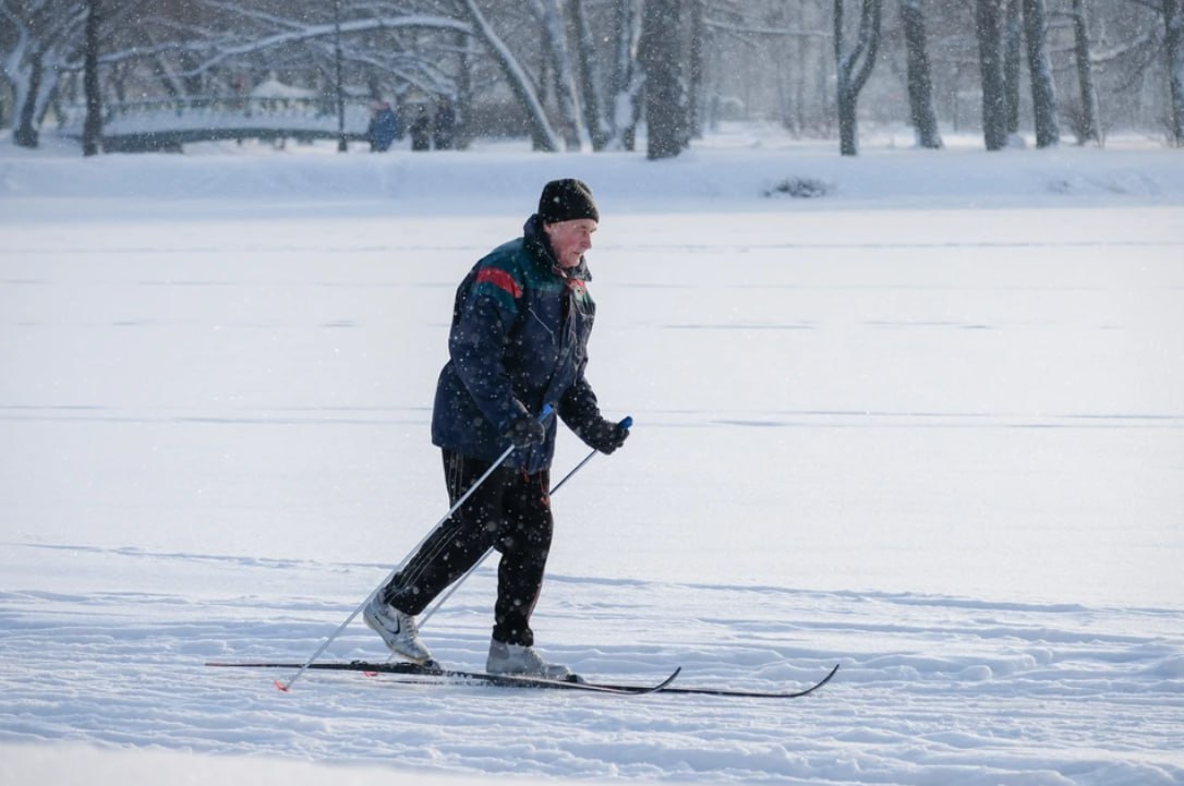 Сезон Лыжные стрелы стартовал в Петербурге В Петербурге 3 января возобновил работу сезонный проект Лыжные стрелы Специальные пригородные электропоезда по выходным доставляют горожан на популярные лыжные трассы в Ленинградской области Первый в этом году рейс с 500 пассажирами отправился с Финляндского вокзала в Токсово 4 января Следующая встреча на Лыжных стрелах состоится 10 и 11 января Килькин Артем Читай нас в MAX Читай нас в Telegram