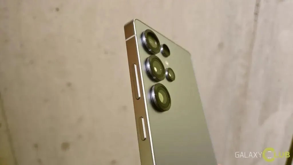 Похоже, флагманский Samsung Galaxy S26 Ultra не особо изменится относительно текущей модели. Как минимум, согласно свежим данным ресурса Galaxy Club. Авторы сообщают, что основная камера будет иметь разрешение 200 Мп, но неясно, будет ли это новый датчик или всё тот же. «Телевик» также сохранит свои основные характеристики: 50 Мп при пятикратном приближении. То есть Samsung не будет следовать примеру китайских гигантов и использовать для такой камеры свой собственный 200-мегапиксельный датчик. Правда, у основной камеры появится объектив с переменной диафрагмой, но неясно, насколько сильно это скажется на качестве фотографий. Также сообщается, что, несмотря на все слухи, флагман Samsung останется с аккумулятором ёмкостью всего 5000 мАч. Правда, Galaxy S25 Edge показал, что компания способна улучшать автономность даже без увеличения элементов питания.