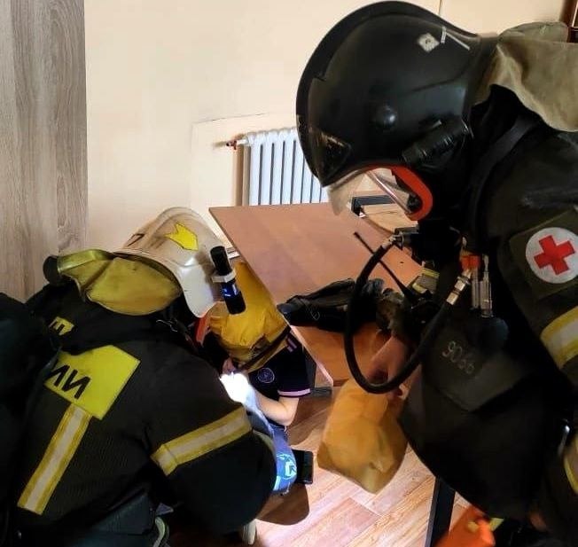В Донском огнеборцы организовали захватывающее занятие по безопасности для детей В Донском сотрудники МЧС России провели масштабный урок, направленный на обеспечение пожарной безопасности юных отдыхающих летнего оздоровительного лагеря «Солнечный». Захватывающая встреча спасателей и подрастающего поколения началась с пожарно-тактических учений по эвакуации из здания школы всех людей в случае возникновения возгорания. Незамедлительно к месту происшествия прибыл личный состав 77 пожарно-спасательной части города Донской. Благодаря профессиональным действиям специалистов чрезвычайного ведомства ученик, который не смог выбраться, был обнаружен звеном газодымозащитников и выведен на улицу при помощи средства индивидуальной защиты органов дыхания и зрения, а условный очаг возгорания - ликвидирован. Всем участникам мероприятия были вручены информационные памятки, содержащие рекомендации по соблюдению мер пожарной безопасности. Фотоматериалы "Донская газета" МЧС Тульской области подписаться