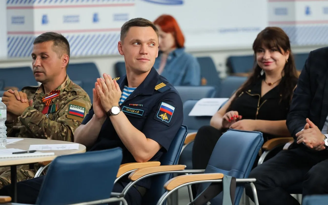 По поручению Минтранса Российский университет транспорта запускает программы дополнительного профессионального образования для участников СВО Они направлены на вовлечение ветеранов спецоперации в работу транспортного комплекса от дорожного хозяйства до железнодорожной авиационной и водной отраслей Программы призваны дать участникам СВО возможность бесплатно получить компетенции необходимые для выполнения нового вида профессиональной деятельности а также повысить квалификацию и вернуться к работе в гражданской сфере В основе программ онлайн курсы видеолекции и обязательные практические блоки Занятия ведут преподаватели и практики отрасли По итогам выдается диплом о профессиональной переподготовке или удостоверение о повышении квалификации Обучение доступно в очной очно заочной и заочной формах Узнать подробности о программах и подать заявку можно на сайте РУТ