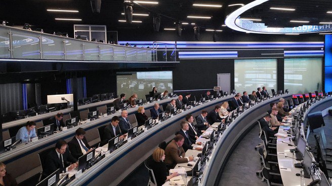 Комиссия по научно технологическому развитию одобрила стратегию развития реабилитационной индустрии России до 2030 года Заместитель Председателя Правительства Дмитрий Чернышенко провёл заседание Комиссии по НТР в котором участвовали представители Российской академии наук Государственной Думы федеральных министерств ведомств и ведущих университетов страны Ключевой темой стало формирование подходов к реализации инновационных проектов государственного значения Особое внимание было уделено проекту стратегии развития реабилитационной индустрии включающему меры по кадровому и научному обеспечению отрасли В проекте представлена целостная картина развития всей отрасли от фундаментальной науки и подготовки кадров до производства и логистики Он подготовлен с учётом основополагающих для сферы документов включая указы Президента Владимира Путина и распоряжения Правительства России Ожидается что реализация стратегии будет в том числе способствовать продвижению национальных интересов России в сфере реабилитационных технологий науки кадровом обеспечении и производстве отметил Дмитрий Чернышенко Президент РАН Геннадий Красников отметил что стратегия охватывает приоритетные направления исследований разработку нейроинтерфейсов использование искусственного интеллекта создание биосовместимых материалов а также интеграцию медицинских и научных организаций Такая конвергенция технологий позволит создавать конкурентоспособные решения мирового уровня Руководитель ФМБА России Вероника Скворцова представила практические результаты внедрения новых технологий биосовместимые импланты инновационные методы борьбы с фантомными болями бионические протезы и нейропроцессорные интерфейсы уже проходят апробацию у первых пациентов Кроме того комиссия рассмотрела отчёт о реализации Программы фундаментальных исследований за 2024 год Вице президент РАН Степан Калмыков сообщил о совершенствовании системы координации исследований и экспертизы научных результатов а заместитель министра науки и высшего образования Денис Секиринский заявил Отдельно хочу сообщить что сегодня мы внесли изменения в программу фундаментальных исследований показатели были пересмотрены и теперь полностью координируются с показателями реализации Стратегии научно технологического развития России которые были ранее одобрены на заседании комиссии и Советом по науке и образованию Принятые решения подтверждают долгосрочный курс на технологическое лидерство и укрепление научной базы страны Фотография сайт Правительства России