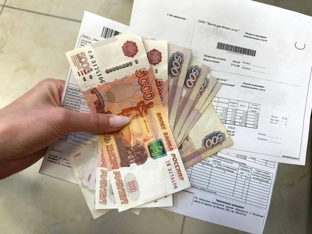 В Госдуме предложили объяснять россиянам причины роста коммуналки Согласно инициативе уведомление об оплате ЖКХ должно содержать полный и понятный перечень информации В него должен входить размер платы до и после изменений а также должна быть описана разница по каждому виду услуги и представлены основания для повышения платы Также в уведомлении должна быть прописана дата вступления новых тарифов в силу Сегодня люди часто узнают о повышении коммунальных платежей постфактум уже из квитанций говорит депутат ГД Дмитрий Гусев Это недопустимо Граждане должны заранее понимать за что и почему они платят больше хорошая идея мне и без этого все понятно Подписаться на truekpru Читать нас в MAX