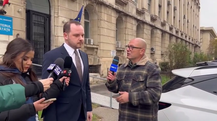 Молдавский медуниверситет выдавал поддельные сертификаты румынским медикам расследование шло с 2024 года Минздрав Румынии Расследование о выдаче Госуниверситетом медицины и фармацевтики Молдовы поддельных сертификатов румынским медикам шло с 2024 года сообщил министр здравоохранения Румынии Александру Рогобете Речь идет о 12 лицах которые якобы прошли стажировку в Республике Молдова хотя эти лица работали в Румынии и на самом деле не проходили эту стажировку У меня нет дополнительной информации заявил министр журналистам Министр добавил что речь идёт о дипломах и сертификатах выданных за пределами ЕС и поэтому нет инструментов для проверки действительности этих документов rusputnikmd 2