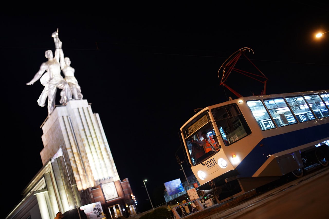 В Москве прошла репетиция парада трамваев, который состоится 7 сентября.   Колонна ретротранспорта проедет от улицы Сергея Эйзенштейна до Останкина, а затем в депо им.Баумана откроется выставка ретровагонов и авто.   Все желающие смогут увидеть пассажирские и технические вагоны, а также раритеты автоспортивных обществ.