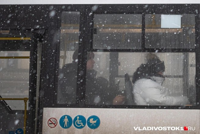 С 30 января схему движения муниципального автобуса 22к связывающего Приморский океанариум с жилыми кварталами и ключевыми объектами острова Русский изменили Корректировка маршрута связана с появлением новых остановок сообщили в управлении транспорта администрации города Как уточнили в мэрии в поселке Поспелово вводятся сразу два новых остановочных пункта Лесная и Поспеловская батарея Еще четыре остановки Адмиральская 67 Адмиральская Поэтический переулок и Улица Чингиза Айтматова обустроены на территории жилого комплекса Остров Схема обновленного расширенного маршрута автобуса 22к выглядит так Приморский океанариум ТЭЦ Океанариум ЖК Остров бухта Парис Пожарная академия южные ворота ДВФУ кампус университета Аякс Вертодром Мини ТЭЦ Центральная поселок Поспелово канал и социальные объекты включая школу 5 Затем автобус идет в обратном направлении вновь проходя через новые остановки на Адмиральской и Поэтическом переулке Одновременно с изменением схемы движения на маршруте ввели пересадочный тариф Теперь пассажиры оплатившие полный проезд на маршруте 22к получили скидку 50 при пересадке на муниципальные маршруты 15 77 11 29 29Б и 29К Льгота будет действовать и при поездке в обратном направлении В управлении транспорта подчеркнули что время для пересадки ограничено 40 минутами что по расчетам специалистов позволит жителям Русского острова быстрее и дешевле добираться в разные районы Владивостока Подписаться в Telegram    Подписаться в MAX