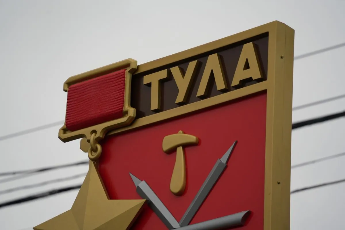 На Радоницу в Туле введут ограничения для движения транспорта 21 апреля в Туле будет ограничено движение для автомобилей и увеличено транспортное сообщение Об этом информирует управление по транспорту и дорожному хозяйству администрации города Тулы На Радоницу с 00 00 до 17 00 запретят остановка и стоянка всех видов транспортных средств по Новомосковскому шоссе нечетная сторона в районе Центрального входа Смоленского кладбища на участке от дома С5 по ул Центральной дер Малевка до ул Центральной по ул Пржевальского в районе Смоленского кладбища вход 3 В связи с планируемым массовым перемещением жителей города Тулы к Смоленскому кладбищу на Радоницу количество автобусов осуществляющих перевозки пассажиров в данном направлении будет увеличено 21 апреля 36 единиц техники маршрут 13 5 единиц маршрут 13А 5 единиц маршрут 1 9 единиц маршрут 52В 2 единицы Дополнительно для перевозки жителей к местам захоронений на Смоленском кладбище будут привлечены автобусы с других маршрутов маршрут 52В 1 единица Подробнее на сайте   Если у вас плохо грузятся новости видео и фото посты дублируются в нашем канале в MАХ 1  2   Подпишись на новости