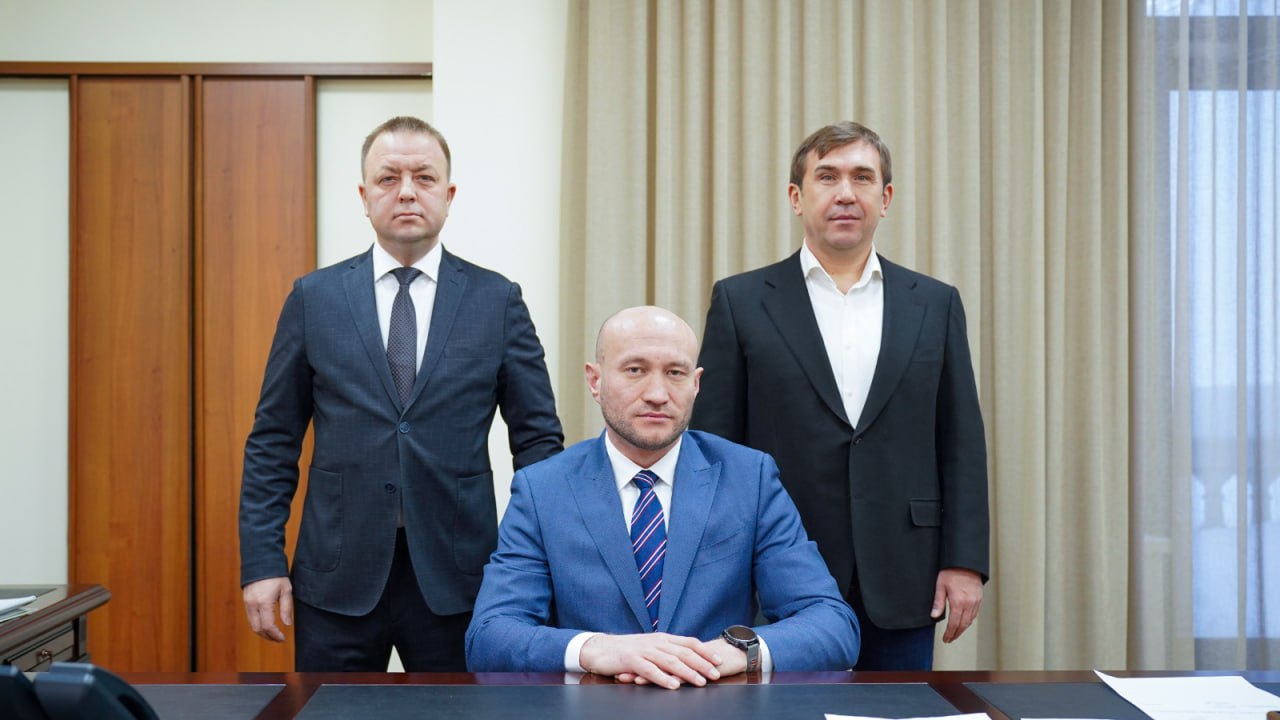 Новым замглавы минсельхоза Татарстана стал Марат Каримов В агропромышленном комплексе он работает с 2006 года трудился в компаниях Сервис Агро DuPont Натуральный продукт а с 2019 года был гендиректором агрофирмы Кырлай Каримов в минсельхозе будет курировать отдел инженерно технического обеспечения агропромышленного комплекса сектор технического перевооружения и сектор охраны труда Фото минсельхоз Татарстана inkazanischa теперь и в МАХ