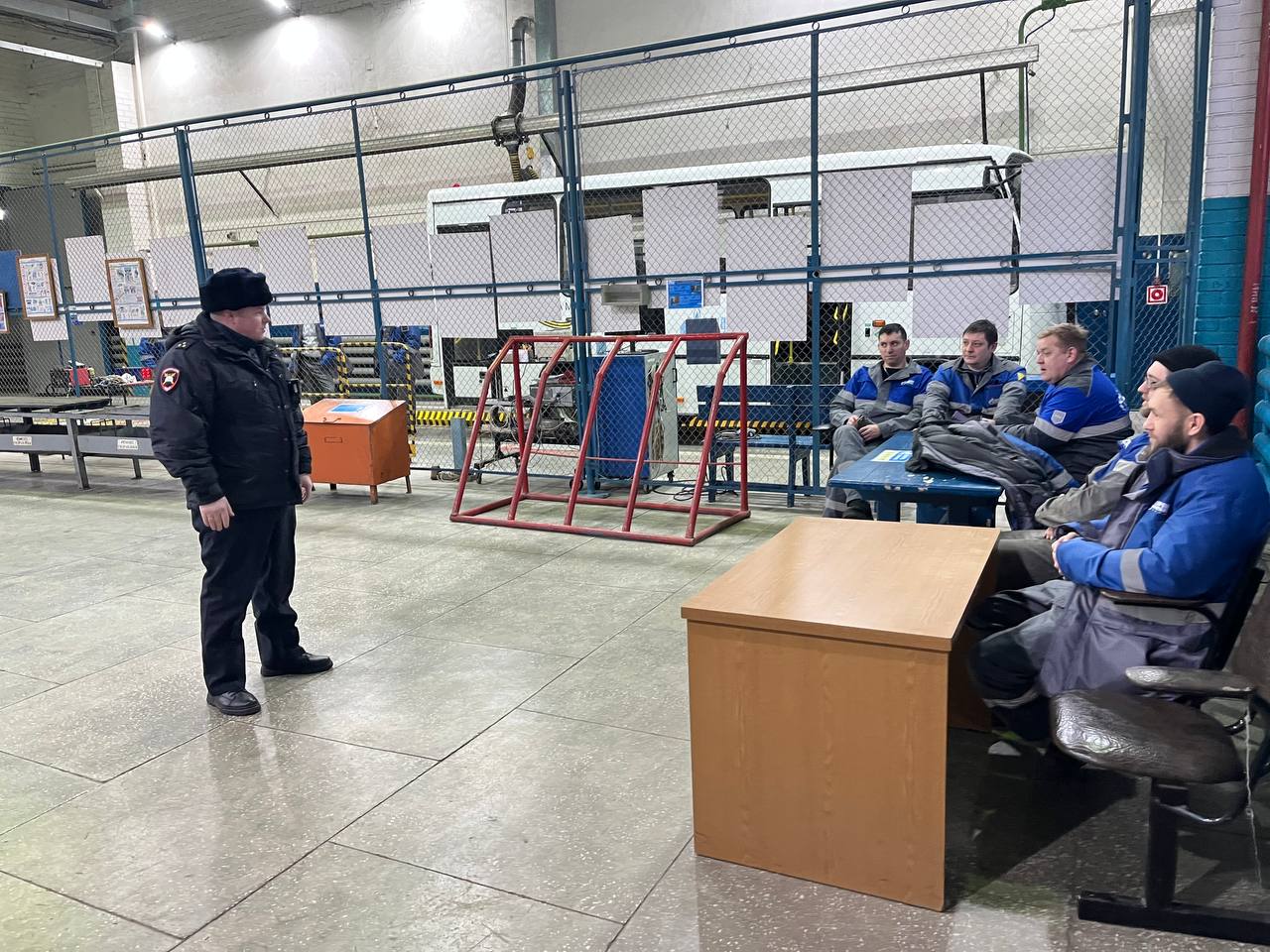 Надымский инспектор группы технического надзора провел профилактическую встречу с водителями Газпром добыча Надым На встрече инспектор группы технического надзора старший лейтенант полиции Станислав Польски проинформировал водителей о ситуации с аварийностью на дорогах Надымского района представив статистические данные за 2025 год Он также напомнил о необходимости повышенной внимательности и осторожности в зимний период из за сложных погодных условий В ходе обсуждения особое внимание было уделено подготовке транспортных средств к эксплуатации проверке технического состояния использованию зимней резины и наличию необходимых средств безопасности В завершении встречи инспектор ответил на вопросы водителей и вручил тематические памятки по безопасности дорожного движения Подписаться на Госавтоинспекцию Ямала мвдроссии полиция гибддянао гибдд янао надымскийрайон