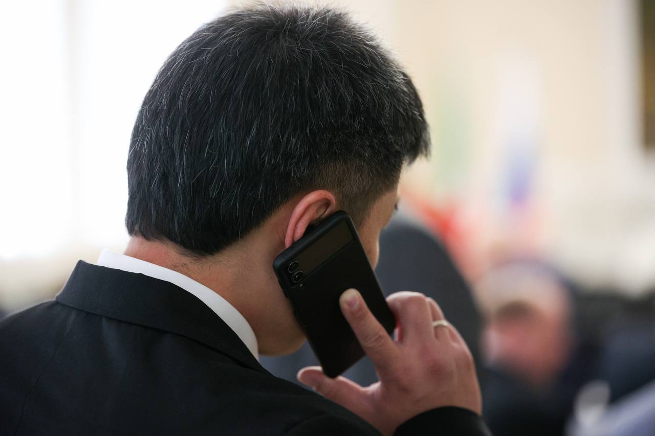 Дипфейки и поддельные кошельки новые схемы мошенников и способы защиты Киберпреступники становятся все изобретательнее от поддельных сайтов и звонков из банка до голосовых дипфейков и SIM свапинга Ежегодно число пострадавших от кибермошенничества стремительно растет как и потерянные суммы исчисляющиеся миллиардами Эксперты KazanFirst предупреждают никакие технические барьеры не помогут если сами пользователи легкомысленно делятся личными данными Какие схемы мошенничества используются чаще всего как банки пытаются с этим бороться и что нужно делать чтобы защитить себя читайте в материале KazanFirst   в бот