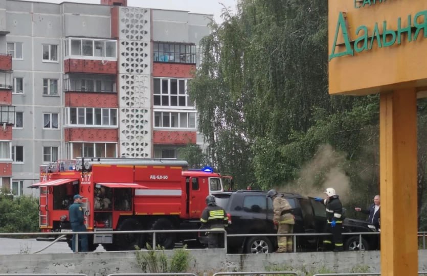 В Челябинской области едва не сгорел Land Cruiser, его потушил директор санатория Припаркованная у администрации «Дальней Дачи» машина сначала задымилась, потом пошло и пламя. Действовать нужно было быстро – в любой момент мог произойти взрыв. Люди вызвали пожарных и стали отгонять свои машины. Как рассказал директор санатория Денис Мякишев, в момент пожара он был в кабинете, зашла бухгалтер, подала документы на подпись и сообщила, что на стоянке горит автомобиль. ПОДРОБНЕЕ URALPRESS.RU