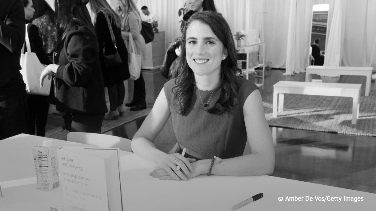 Умерла Татьяна Шлоссберг внучка Джона Кеннеди О смерти американской журналистки внучки 35 го президента США Джона Кеннеди Татьяны Шлоссберг сообщили в социальных сетях родственники Наша прекрасная Татьяна умерла сегодня утром Она навсегда останется в наших сердцах такое сообщение размещено на странице президентской библиотеки музея имени Джона Кеннеди Татьяне Шлоссберг было 35 лет она скончалась от онкологического заболевания В ноябре Шлоссберг сообщила в прессе о своём смертельном диагнозе Она заявила что страдает онкологическим заболеванием крови которое уже перешло в последнюю стадию Татьяна Шлоссберг писала на темы экологии и науки для различных изданий в том числе для газеты The New York Times журнала The Atlantic и агентства Bloomberg   Подписаться на truekpru Читать нас в MAX